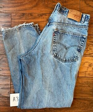 Vintage 2000 Y2K Levi’s 550 Relaxed Fit Blue Jeans Light Wash Denim Mens 35x32